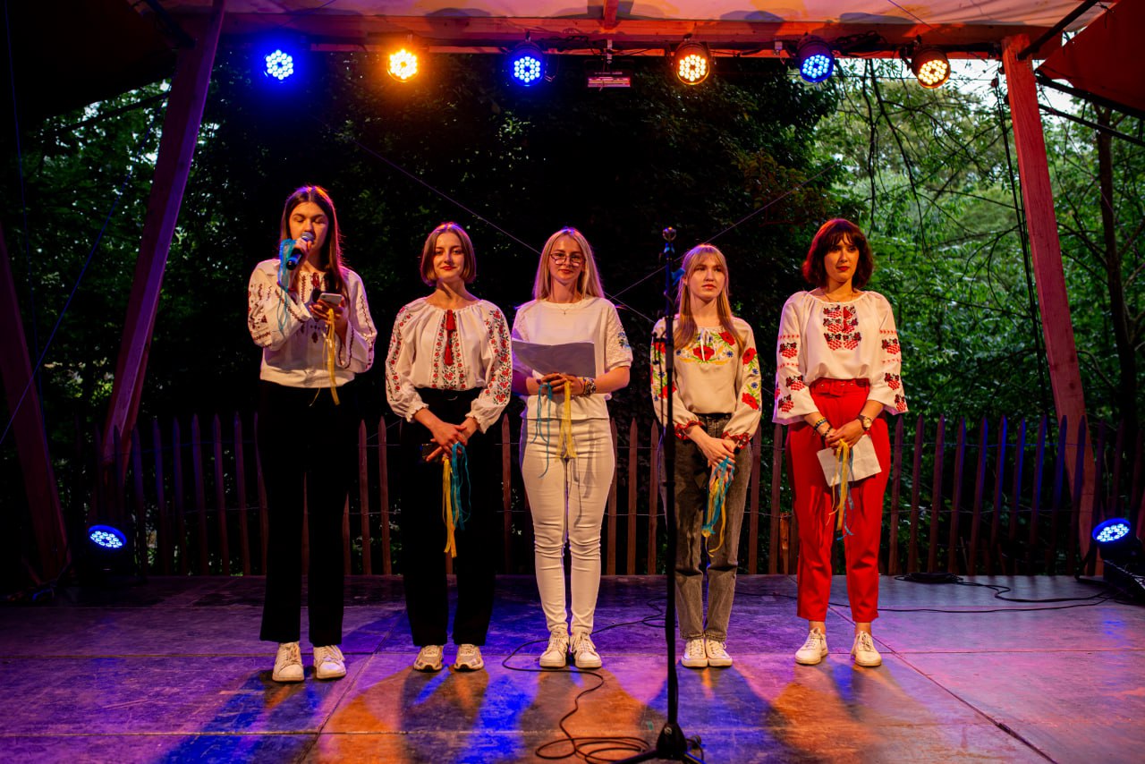 Світлина 7: Декламування поезій на українському вечорі фестивалю Les Frigos